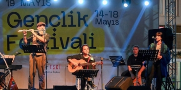 19-mayis-genclik-sahnesi-kucukparkta-kuruldu.jpg