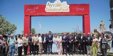 ayvalik-gastrofest-coskulu-basladi.jpg