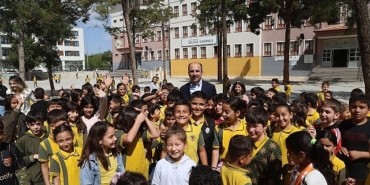 baskan-altay-mezun-oldugu-selcuk-ilkokulunda-ogrencilerle-bulustu.jpg