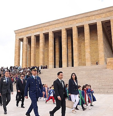 cankayali-minikler-atasinin-huzurunda.jpg