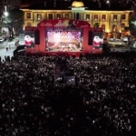 cumhuriyet-meydaninda-kibariye-firtinasi-esti.jpg