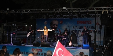 dikilide-19-mayis-coskusu-meydanlara-tasti.jpg