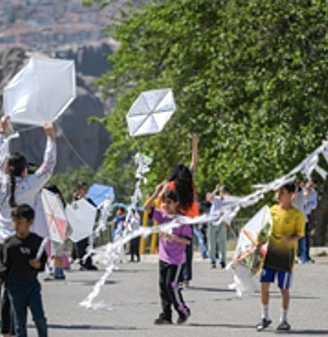 kadifekalede-gokyuzu-ucurtmalarla-renklendi.jpg