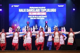 kucukcekmece-belediyesi-halk-danslari-toplulugunun-yilsonu-gosterisi-izleyenleri-buyuledi.jpg