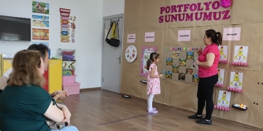 maltepeli-minikler-calismalarini-anne-ve-babalarina-sergilediler.jpg