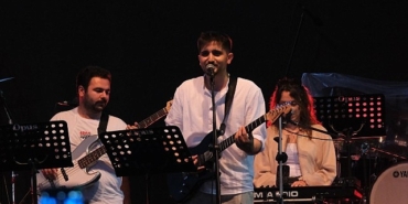 menemende-festival-coskusu-yagmur-dinlemedi.jpg