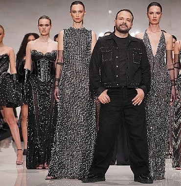 murat-acar-defilesinde-mermer-podyumda-moda-resitali.jpg