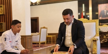 rasim-baskan-kitap-kurdu-eymen-aciki-belediyede-agirladi.jpg