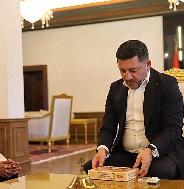 rasim-baskan-kitap-kurdu-eymen-aciki-belediyede-agirladi.jpg