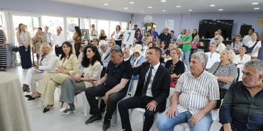 seferihisar-belediyesi-ucuncu-yas-universitesinin-donem-sonu-etkinligi-bir-cinar-bin-umut-temasiyla-sigacik-sosyal-tesislerinde-yogun-katilimla-gerceklestirildi.jpg
