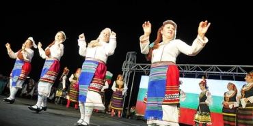 6-ulkeden-18-halk-danslari-ekibi-750-dansci-ayvalikta-kultur-koprusu-kurdu.jpg