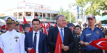 bir-asir-sonra-ayni-meydanda-ayni-cumhuriyet-sevdasiyla.jpg