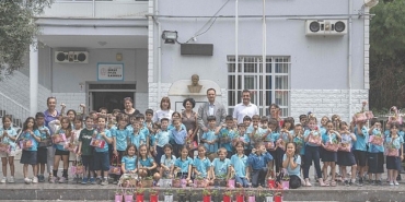 bornovali-minik-eller-toprakla-bulusuyor.jpg