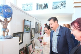 dikilide-sanat-ruzgari-kadinin-eli-sanata-degdi.jpg