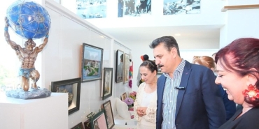 dikilide-sanat-ruzgari-kadinin-eli-sanata-degdi.jpg
