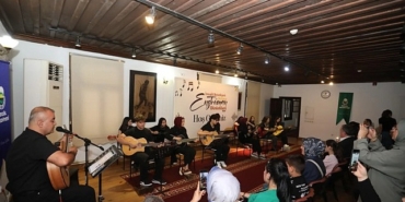 inegol-belediyesinin-gitar-kursu-kursiyerleri-sertifikalarini-aldi.jpg