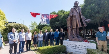 nazim-hikmet-karsiyakada-siirleriyle-anildi.jpg