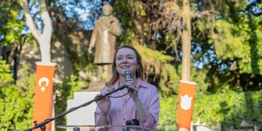 nazim-hikmet-konakta-heykeli-basinda-duzenlenen-torenle-anildi.jpg