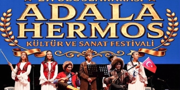 27-adala-hermos-festivalinde-onur-akin-ruzgari-esti.jpg