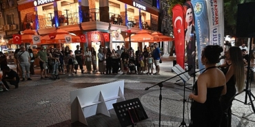 akustik-yaz-aksamlari-ile-muzigin-ritmi-manisa-sokaklarinda.jpg