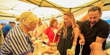 baskan-mutludan-konakli-komsularina-asure-ikrami.jpg