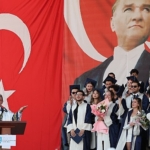 deu-guzel-sanatlar-fakultesinde-mezuniyet-coskusu-baskan-cemil-tugay-esinin-mezuniyet-sevincine-ortak-oldu.jpg