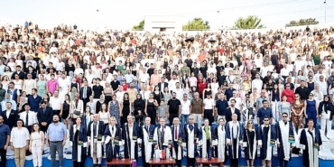 deu-hukuk-fakultesi-ve-adalet-myoda-mezuniyet-coskusu.jpg