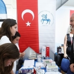 deu-izmir-universite-tercih-fuarinda-aday-ogrencilerle-bulustu.jpg
