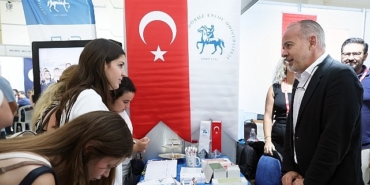 deu-izmir-universite-tercih-fuarinda-aday-ogrencilerle-bulustu.jpg