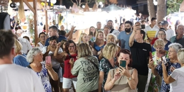 didim-belediyesi-altinkum-sanat-sokaginda-sanat-ve-dayanismayi-bulusturdu.jpg