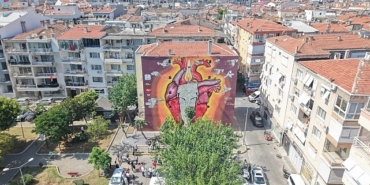 karsiyakada-anlamli-acilis-metin-altiokun-dizeleri-muralda-hayat-buldu.jpg