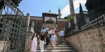 osmangazide-gencler-tanpinarin-izinde-bursayi-kesfetti.jpg