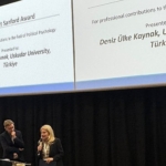 politik-psikolojinin-en-saygin-odulu-prof-dr-deniz-ulke-kaynaka-takdim-edildi.jpg