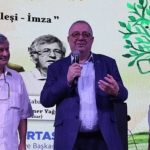 8-edremit-kitap-fuarinda-ucuncu-gun-ustalara-saygi-edebiyat-ve-muzik-bir-arada.jpg