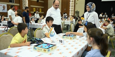 baskan-altay-genc-komek-akil-ve-zeka-oyunlarinin-final-turunda-ogrencilerin-heyecanini-paylasti.jpg