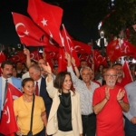 karsiyaka-carsisi-30-agustosta-gelincik-tarlasina-donustu.jpg