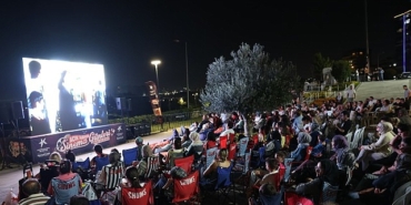 kucukcekmecede-acik-hava-sinema-gunleri-neseli-gunler-ile-basladi.jpg