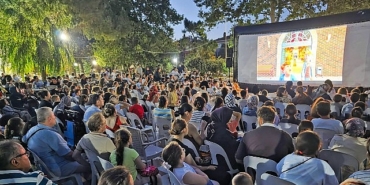 malkarada-yaz-aksamlari-acik-hava-sinema-geceleri-ile-renklendi-binlerce-cocuk-sinema-keyfi-yasadi.jpg