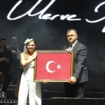 merve-ozbey-sarayi-salladi.jpg