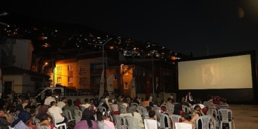 mollafenaride-sinema-perdesi-cocuklar-icin-acildi.jpg