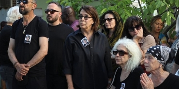 sehir-tiyatrolari-sanatcilari-eftal-gulbudaki-son-yolculuguna-balikesirde-ugurladilar.jpg