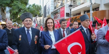 Karşıyaka’da gazilere saygı yürüyüşü