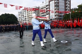 Cumhuriyet Bayramı kutlamaları çelenk sunma töreniyle başladı