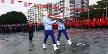Cumhuriyet Bayramı kutlamaları çelenk sunma töreniyle başladı